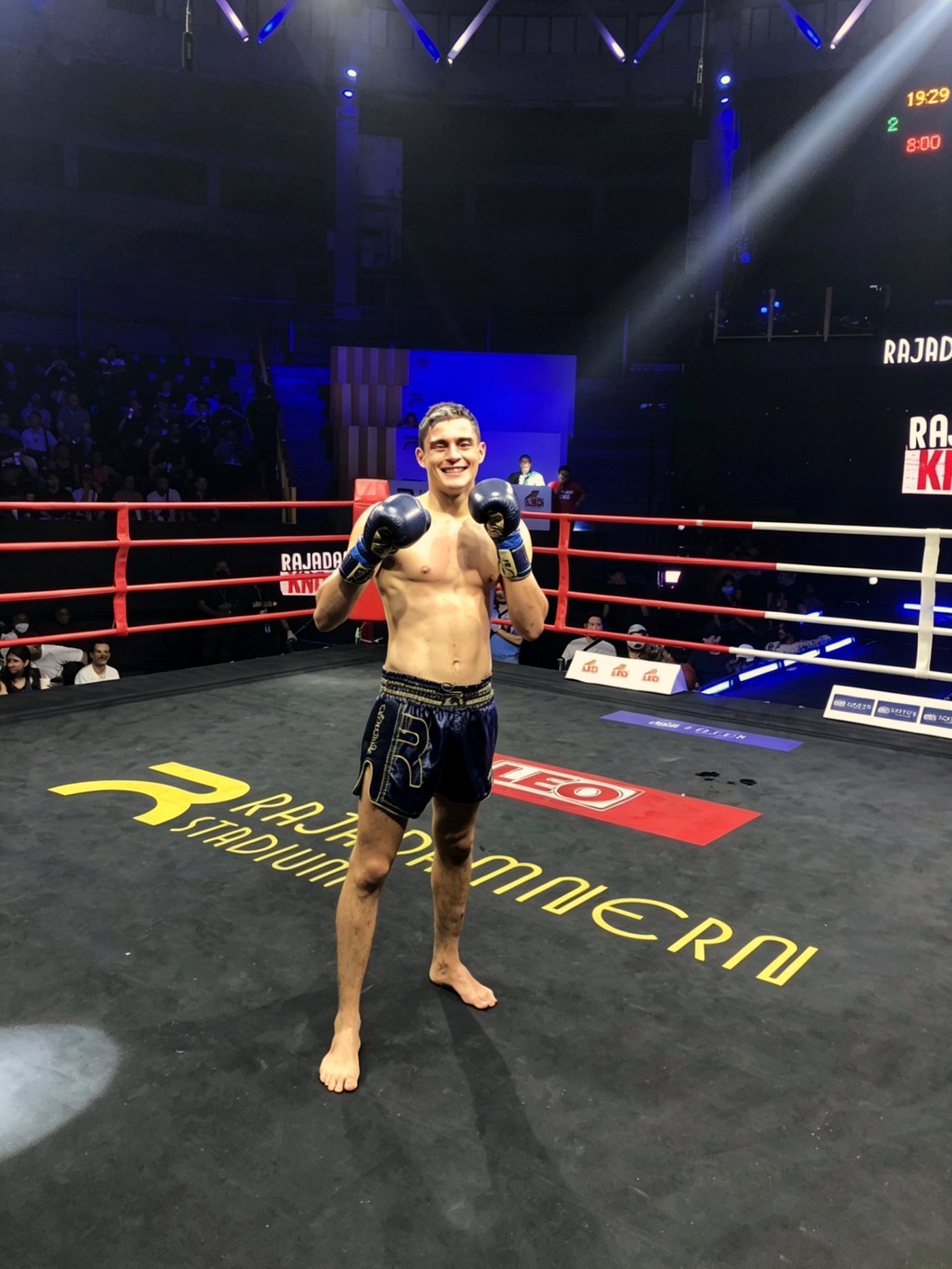 Guilherme Cechella no ringue do Rajadamnern Stadium, em Bangkok